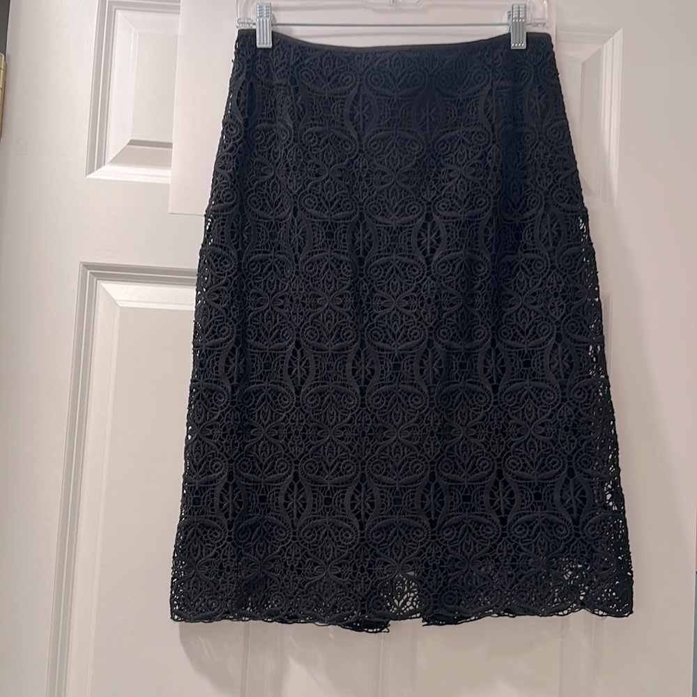 Black Elie Tahari kirt, size 6. Embroidered. Excellent condition.